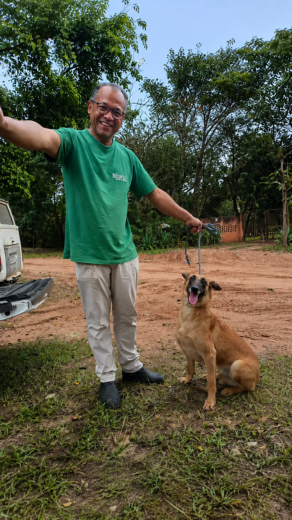 Homem ao lado de uma cachorra adotada no Recanto dos Bichos