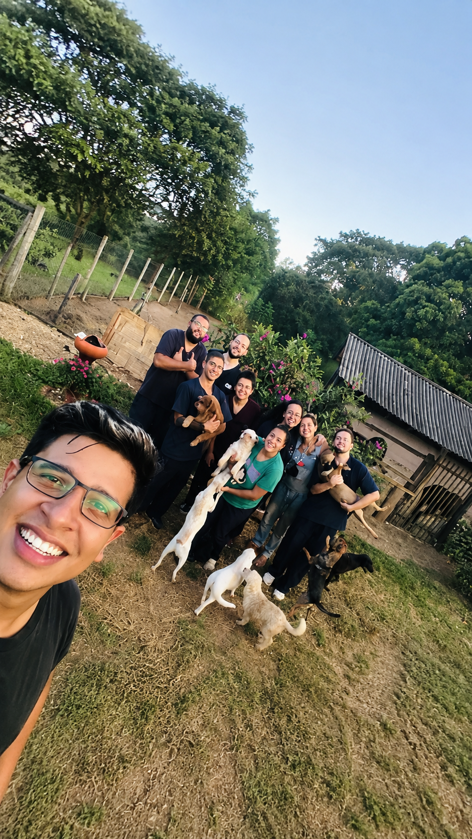 Grupo de apoiadores e voluntários reunido com os animais do Recanto