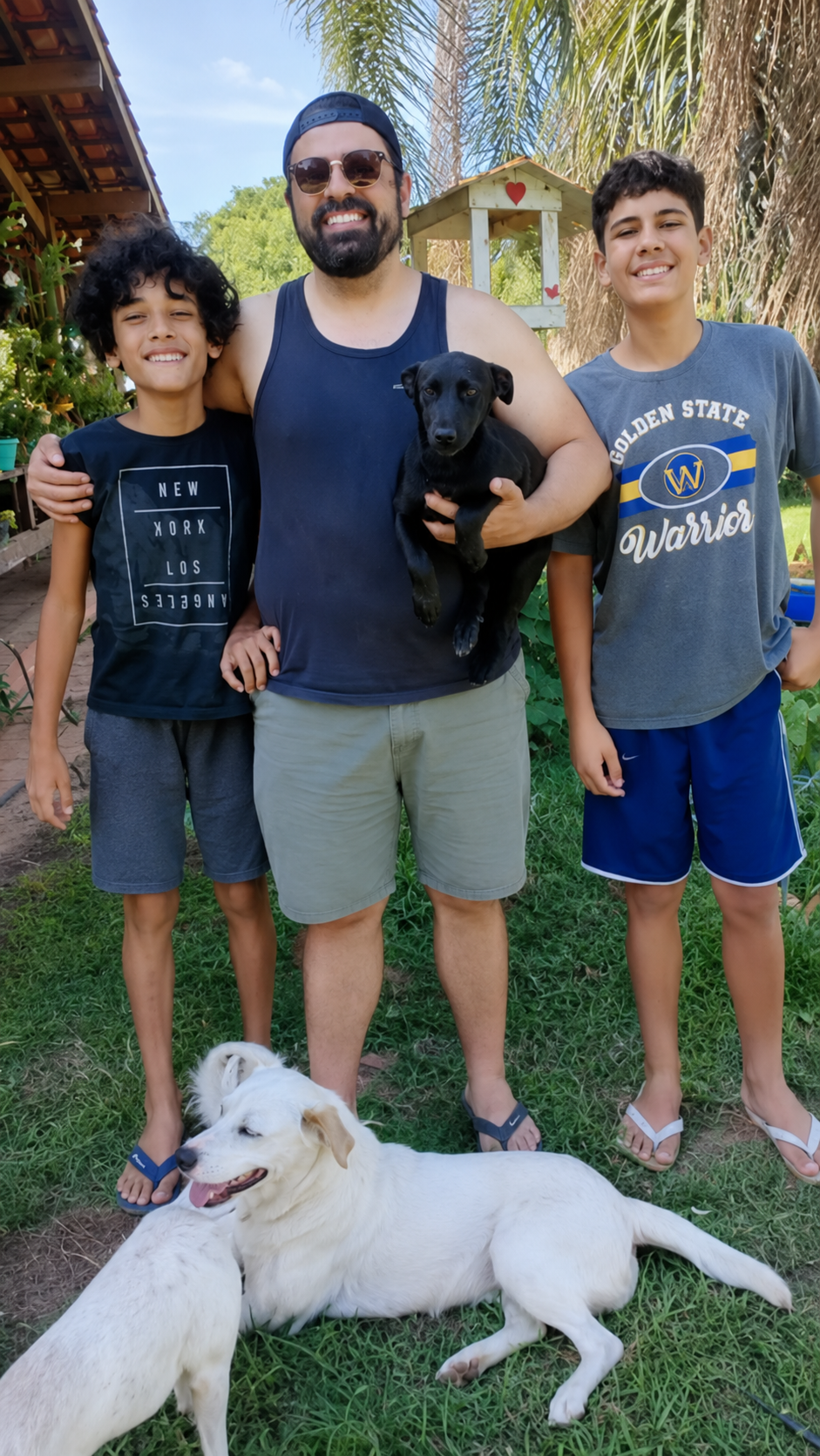 Família reunida em momento de adoção